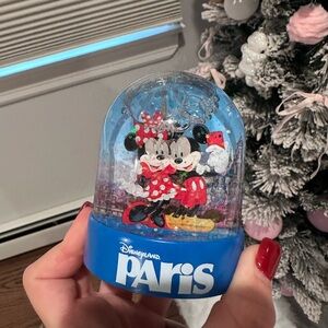 Disneyland Paris Mickey and Minnie Mouse snow globe